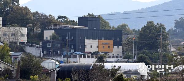 인천 강화군 길상면에 위치한 한 중증장애인 거주시설. 이 시설의 시설장은 여성 입소자 13명을 성적 학대한 혐의로 경찰 수사를 받고 있다. 2025.10.31 /조재현기자 jhc@kyeongin.com