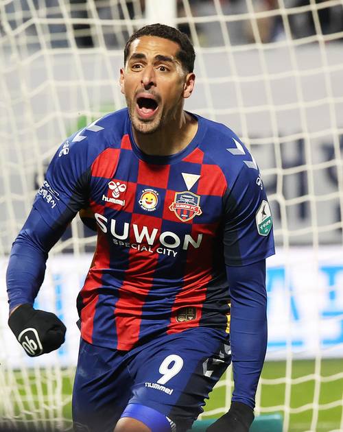 2일 경기도 수원종합운동장에서 열린 하나은행 K리그 1 2025 파이널B 35라운드 경기에서 수원FC 싸박이 대구FC를 상대로 선제골을 터트린 뒤 기뻐하고 있다. 2025.11.2 /연합뉴스