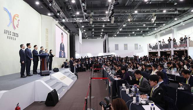 ▲ 이재명 대통령이 1일 경북 경주 국제미디어센터에서 APEC 정상회의 기자회견을 하고 있다. /연합뉴스