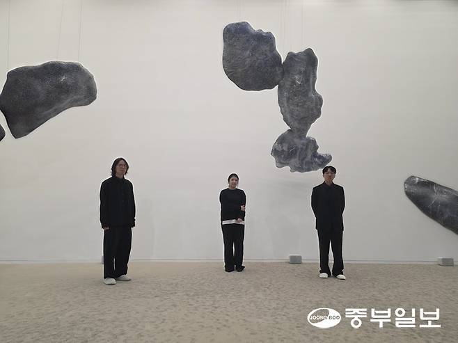 유지완(사진 왼쪽), 윤향로(중앙), 민병훈 작가가 수원시립미술관 개관 10주년 동시대 미술전 '공생'전에 출품한 작품에 대해 설명하고 있다. 이준도기자