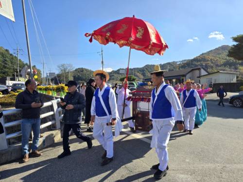 ◇홍천군 화촌면 장평1리 청사초롱 마을이 1일 마을회관 앞에서 주최한 제2회 전통혼례 축제. 신영재 군수, 홍성기 도의원, 박영록 군의장이 가마꾼을 맡았다. 사진=신하림기자