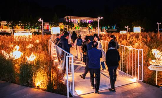 진주시 대곡면 옛 단목초등학교에 유등콘텐츠 창작플랫폼 진주빛마루가 개관해 아름다운 야경을 선사하고 있다.