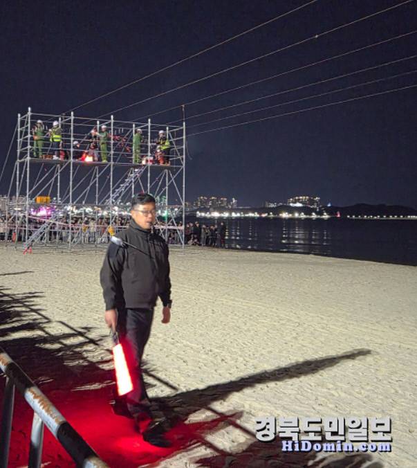 송도낙화놀이 현장 곳곳에 배치된 경광등을 들고 있는 안전요원이 펜스 안전을 살피고 있다.