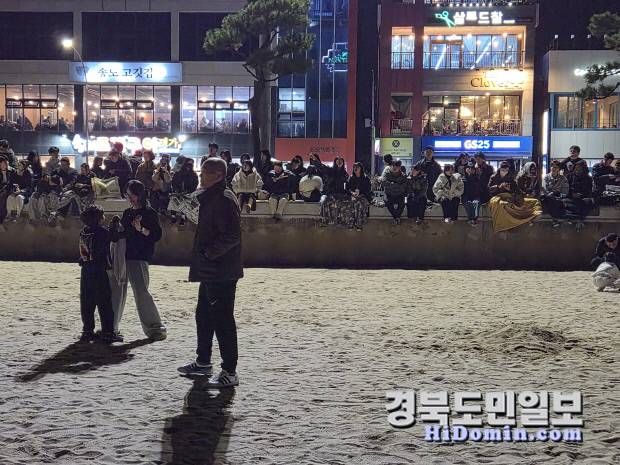 송도 낙화놀이를 보기 위해서 해수욕장을 방문한 사람들이 낙화가 점화되기를 기다리고 있다.