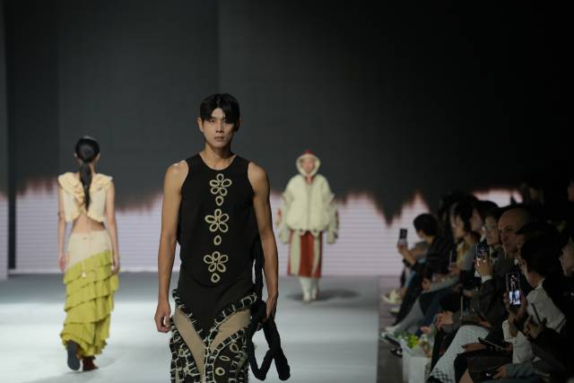 지난달 30일 부산 해운대구 벡스코 제1전시장 2A홀에서 열린 ‘2025 부산패션위크’ 연합 패션쇼 모습. 부산섬유패션산업연합회 제공