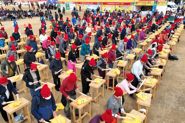 청송사과축제 대표 프로그램인 꿀잼-사과난타 장면. 청송군 제공