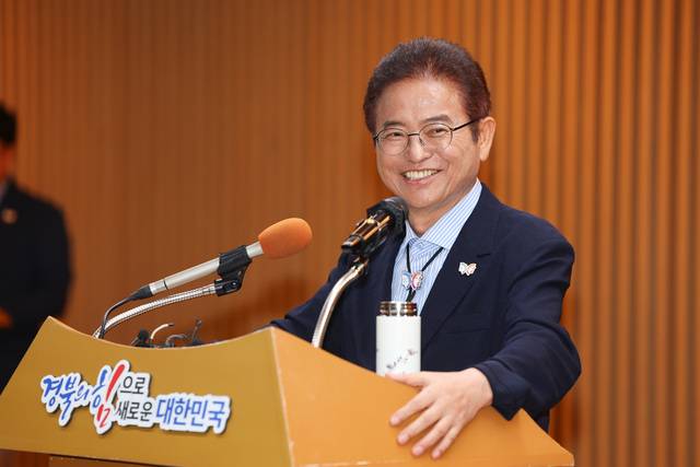 지난 5월말 암 진단 후 항암 치료에 들어갔던 이철우 경북도지사가 민선 8기 4년차 임기가 시작된 7월1일 경북도청 다목적홀에서 도정 성과와 방향 브리핑을 하던 중 미소를 짓고 있다. 경북도 제공.