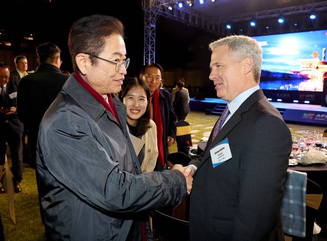 이철우 경북도지사가 지난달 30일 경주 황룡원에서 2025 APEC KOREA 개최지 단체장 대표로서 주최한 CEO 서밋 기업인 초청 환영만찬에서 시몬 칸 구글 아시아태평앙지역 최고마케팅책임자(CMO)과 악수를 하고 있다. 두 사람은 올 5월 양측이 체결한 업무협약의 구체적인 후속 실행 방향을 논의했다. 경북도 제공.