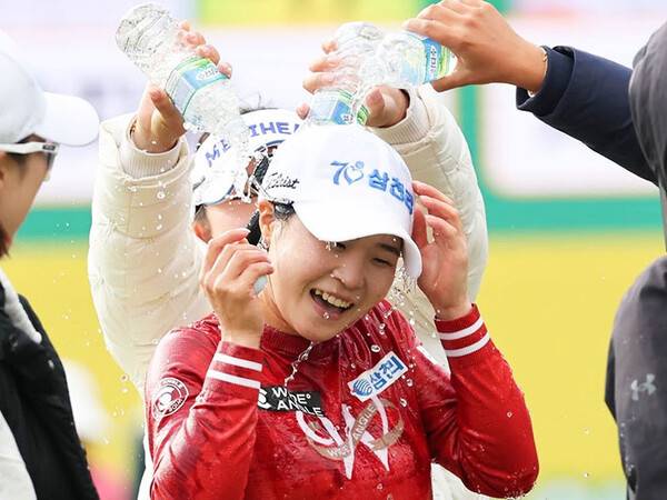 2일 엘리시안 제주CC에서 열린 S-OIL 챔피언십에서 우승한 고지원이 기뻐하고 있다 (사진=KLPGA 제공)