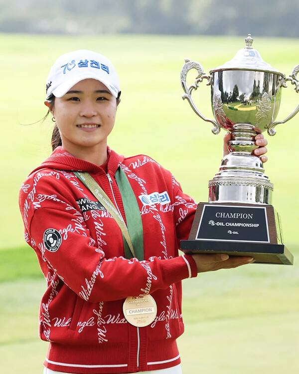 2일 엘리시안 제주CC에서 열린 S-OIL 챔피언십에서 우승한 고지원이 트로피를 들고 기념촬영을 하고 있다 (사진=KLPGA 제공)