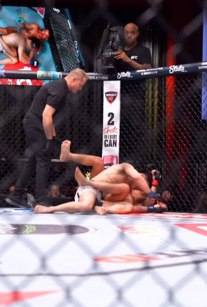 이창호가 티미 쿠암바의 그라운드 공격을 당하고 있다. 사진=UFC