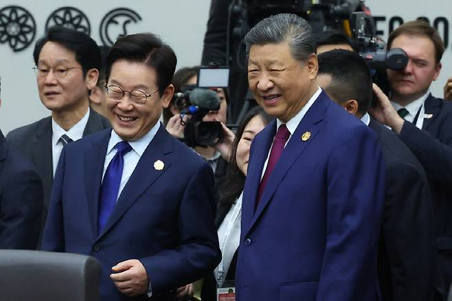 이재명 대통령이 31일 경주화백컨벤션센터(HICO)에서 열린 2025 아시아태평양경제협력체(APEC) 정상회의 제1세션에서 시진핑 중국 국가주석과 대화하고 있다.(사진=연합뉴스.)