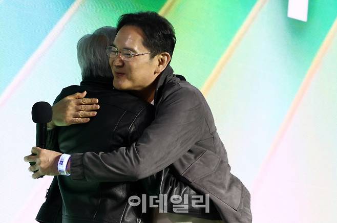 이재용 삼성전자 회장이 지난달 30일 오후 서울 강남구 코엑스 K-POP 광장에서 열린 지포스 게이머 페스티벌에서 젠슨 황 엔비디아 최고경영자와 포웅하고 있다.(사진=김태형 기자)