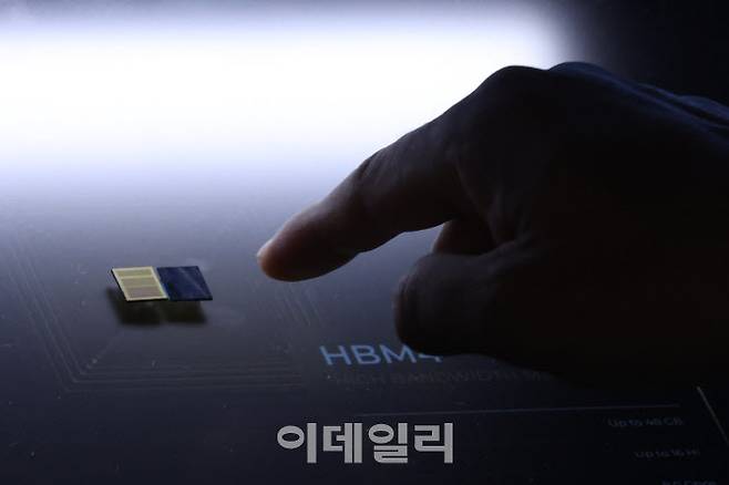 지난달 22일 서울 강남구 코엑스에서 열린 ‘제27회 반도체대전’에서 SK하이닉스 부스가 차세대 메모리 시장의 핵심으로 꼽히는 6세대 고대역폭메모리(HBM4) 실물을 공개하고 있다.(사진=이영훈 기자)