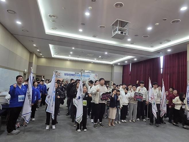 각 팀의 깃발을 앞세우고 선 선수들.(사진 아름바둑 제공)