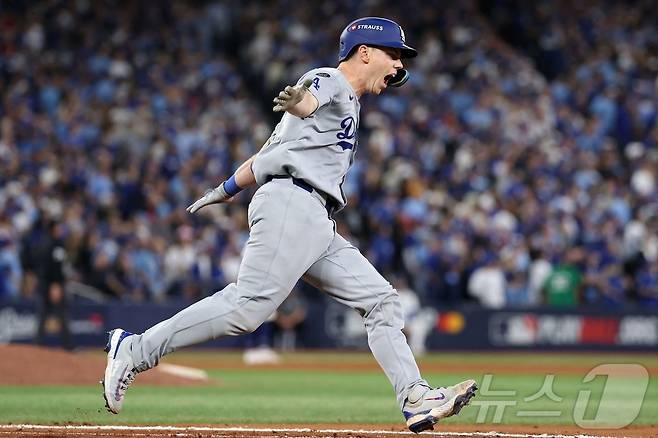 연장 11회초 홈런을 친 다저스 윌 스미스. ⓒ AFP=뉴스1