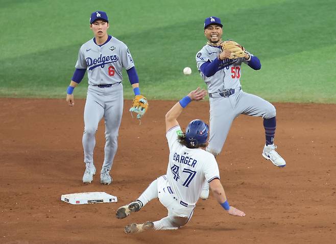 11회말 대수비로 월드시리즈 무대를 밟은 LA 다저스 김혜성(왼쪽)이 2일(한국시간) 로저스센터에서 열린 7차전에서 우승 확정 순간을 만드는 무키 베츠(오른쪽)의 1루 송구를 지켜보고 있다. 사진 | UPI 연합뉴스