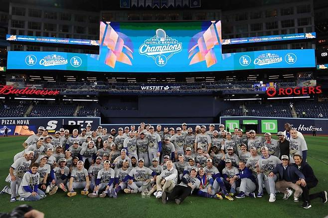 월드시리즈 챔피언 LA 다저스 선수들이 단체촬영을 하고 있다. 사진 | AFP 연합뉴스