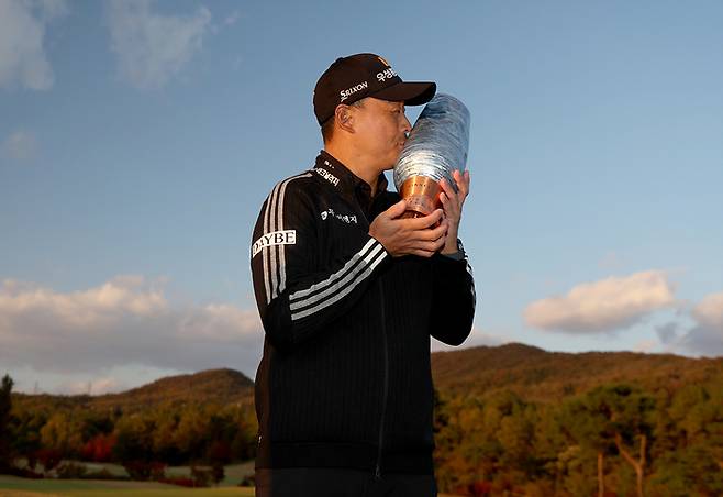 김재호가 2일 페럼클럽에서 열린 KPGA투어 렉서스 마스터즈에서 데뷔 17년 만에 첫 승을 따낸 뒤 트로피에 입맞추고 있다. 사진 | KPGA