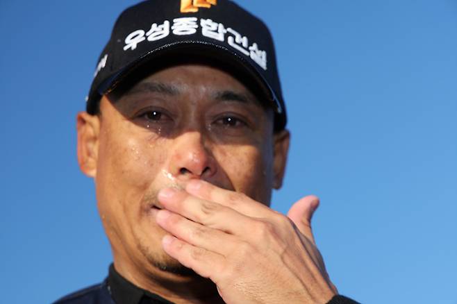 김재호가 2일 페럼클럽에서 열린 KPGA투어 렉서스 마스터즈에서 데뷔 17년 만에 첫 승을 따낸 뒤 눈물을 흘리고 있다. 사진 | KPGA