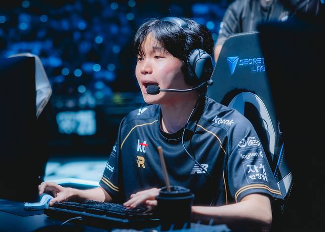KT ‘비디디’ 곽보성이 1일(한국시간) 중국 상하이 메르세데스-벤츠 아레나에서 열린 ‘2025 LoL 월드챔피언십(롤드컵)’ 4강 젠지전을 치르고 있다. 사진 | 라이엇 게임즈