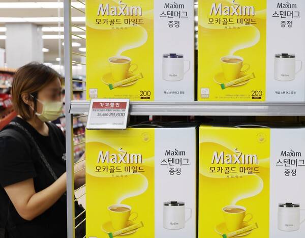 동서식품이 지난 30일부터 인스턴트 커피, 커피믹스, 커피음료 등 제품의 출고 가격을 평균 7.7% 인상했다. 지난해에 이어 6개월 만에 다시 인상에 나선 것이다. 이번 조정으로 맥심 모카골드 등 커피믹스 제품과 카누 아메리카노 등 인스턴트 원두커피는 평균 9%, 맥심 티오피·맥스웰하우스 RTD 등 커피 음료는 평균 4.4% 오른다. /사진=뉴시스