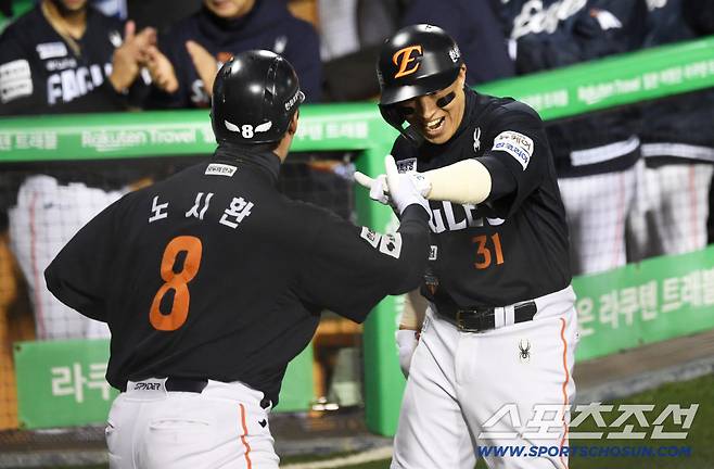 27일 잠실구장에서 열린 한국시리즈 2차전 LG 트윈스와 한화 이글스의 경기. 1회초 1사 한화 노시환이 솔로포를 터뜨리자 대기타석에 있던 손아섭이 엄지를 치켜세우고 있다. 잠실=박재만 기자 pjm@sportschosun.com/2025.10.27/