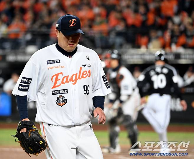 31일 대전 한화생명볼파크에서 열린 LG와 한화의 한국시리즈 5차전. 9회초 1사 만루 류현진이 홍창기에 1타점 희생플라이를 허용하고 있다. 대전=허상욱 기자wook@sportschosun.com/2025.10.31/