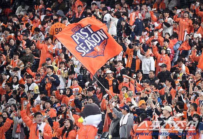 31일 대전 한화생명볼파크에서 열린 LG와 한화의 한국시리즈 5차전. 한화 팬들이 열띤 응원전을 펼치고 있다. 대전=정재근 기자 cjg@sportschosun.com/2025.10.31/