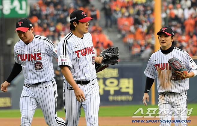 26일 잠실구장에서 열린 한국시리즈 1차전 LG 트윈스와 한화 이글스의 경기. LG 김진성이 이닝을 마친 뒤 야수들을 반기고 있다. 잠실=박재만 기자 pjm@sportschosun.com/2025.10.26/
