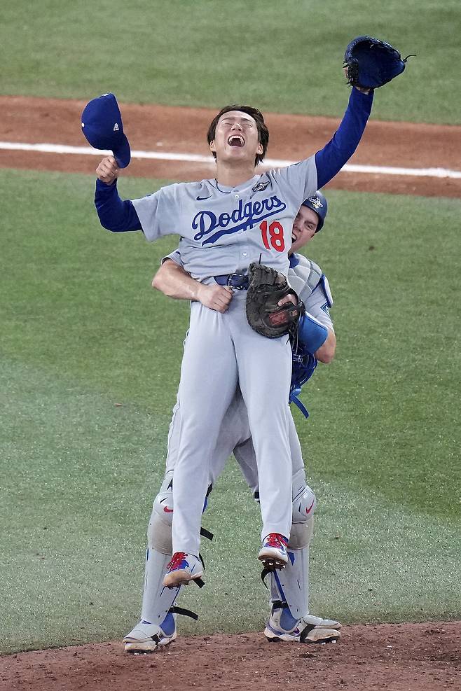 Los Angeles Dodgers' Will Smith, right, celebrates with teammate Yoshinobu Yamamoto (18) after the team defeated the Toronto Blue Jays in Game 7 of baseball's World Series, Sunday, Nov. 2, 2025, in Toronto. AP연합뉴스