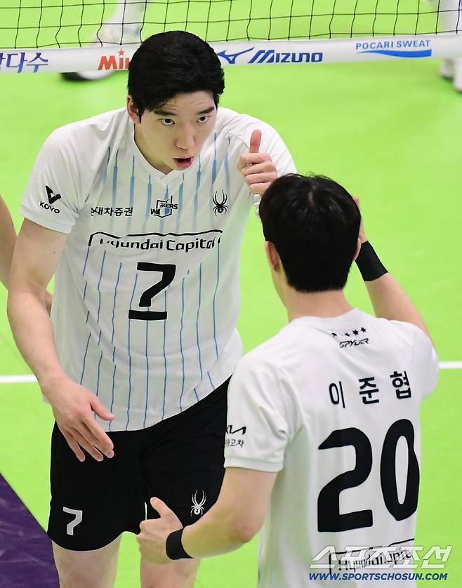 29일 수원체육관에서 열린 배구 V리그 남자부 한국전력과 현대캐피탈의 경기. 득점을 성공시킨 현대캐피탈 허수봉이 이준협을 향해 엄지를 치켜들고 있다. 수원=송정헌 기자songs@sportschosun.com/2025.10.29/