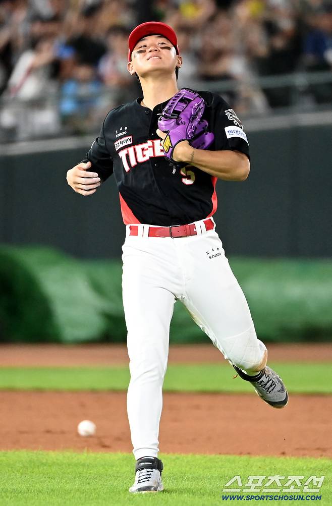 7일 부산 사직야구장에서 열린 KIA와 롯데의 경기, 5회말 무사 1루 김도영이 윤동희의 땅볼을 처리하다 통증을 느낀 듯 얼굴이 찡그려지고 있다. 부산=허상욱 기자wook@sportschosun.com/2025.08.07