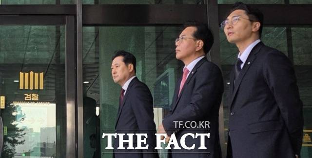 국민의힘이 '야당의 시간'이라는 국정감사에서조차 뚜렷한 성과를 내지 못했다는 지적이 제기된다. 사진은 장동혁(왼쪽부터) 국민의힘 대표, 송언석 원내대표, 박준태 당대표 비서실장이 지난달 31일 서울 서초구 서울고검에 마련된 조은석 내란특별검사팀 사무실 앞에서 추경호 전 원내대표를 기다리고 있는 모습. /뉴시스
