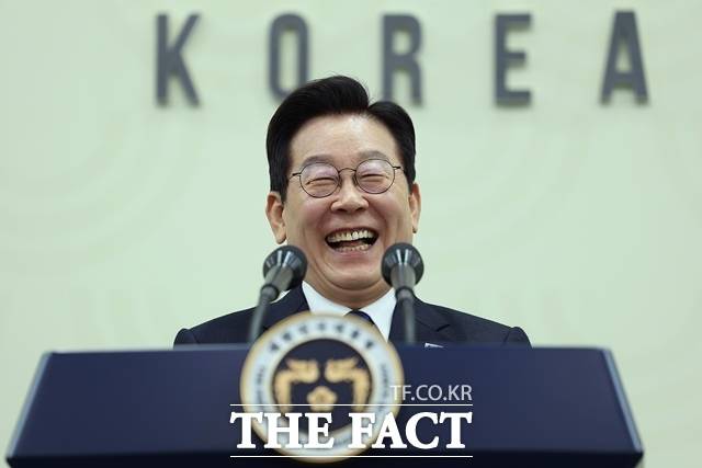 이재명 대통령은 외교무대 첫 주인공으로 나선 '정상외교 슈퍼위크'를 성공적으로 마무리했다. 이 대통령이 1일 오후 경북 경주 APEC 국제미디어센터에서 열린 의장 공식 기자회견에서 웃음을 짓고 있다. /APEC 2025 KOREA & 연합뉴스