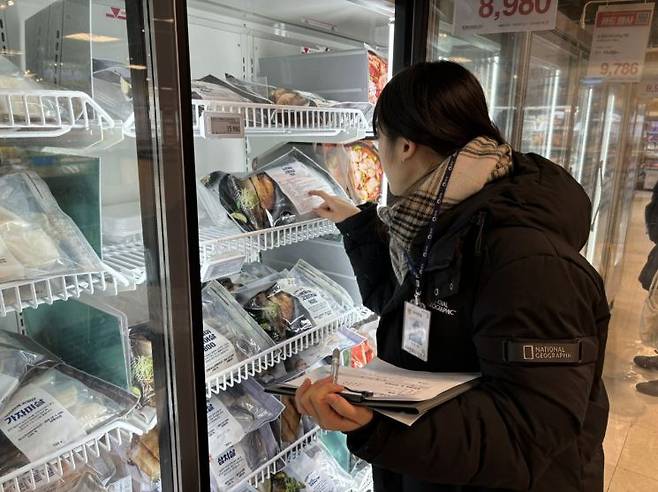 도봉구 직원이 성수식품 제조판매 업소를 방문해 제품의 소비기한 등을 확인하고 있다.