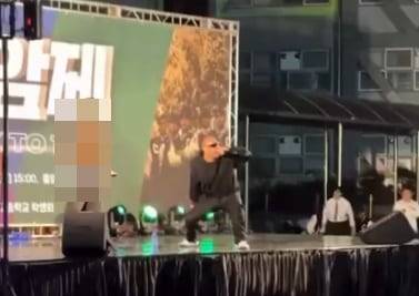 래퍼 정상수가 충암고등학교 축제에서 "윤 어게인"을 외치고 있다. /인스타그램