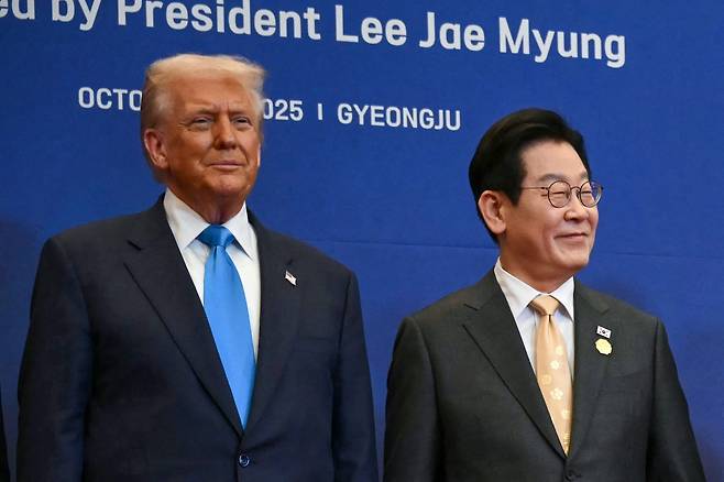 도널드 트럼프 미국 대통령(왼쪽)과 이재명 대통령이 지난달 29일 경북 경주에서 만나 기념 촬영을 하고 있다. /AFP 연합뉴스
