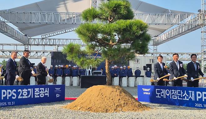지난달 31일 새만금산단에서 열린 도레이첨단소재의 PPS 2호기 준공식의 모습. 사진 왼쪽부터 김영섭 도레이첨단소재 사장, 큐노 모토히사 도레이첨단소재 회장, 닛카쿠 아키히로 도레이 회장, 김의겸 새만금개발청장, 김관영 전북특별자치도지사, 신영대 국회의원. /도레이첨단소재