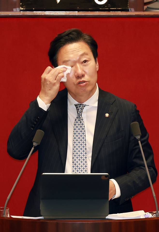 지난 9월 26일 정부조직법 반대 필리버스터를 하던 박수민 국민의힘 의원이 국회를 견학 온 초등학생들을 향해 덕담을 하던 중 눈물을 닦고 있다. /뉴시스