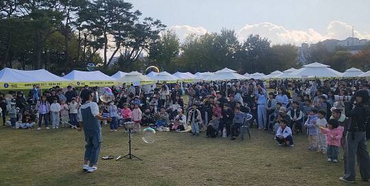 가을 햇살이 포근했던 지난 1일 계룡 새터산공원에서 열린 제1회 계룡시 가족축제가 지역의 모든 세대와 가족이 함께하는 따뜻한 축제로 성황리에 열렸다. 사진은 버블공연 모습. 정종만 기자