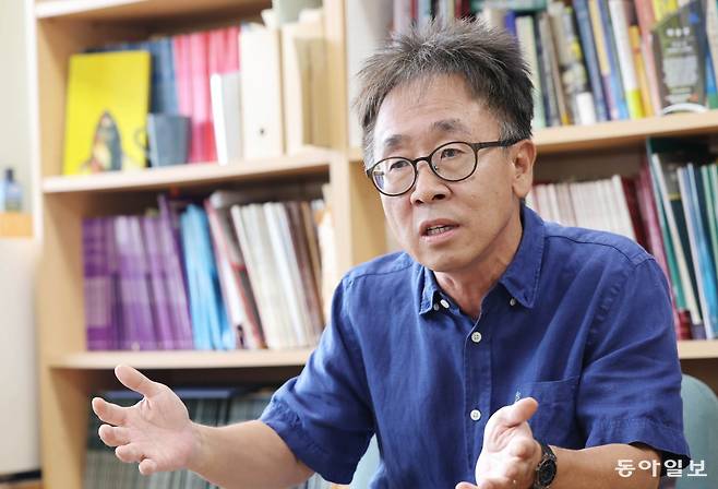 서울 서대문구 연세대 자신의 연구실에서의 서은국 교수. 국내에서 행복심리학 붐을 일으킨 주인공이다. 학교에서 자택이 있는 인천 송도까지 2시간씩 운전해야 하지만 그 시간을 즐긴다고 한다.   전영한 기자 scoopjyh@donga.com