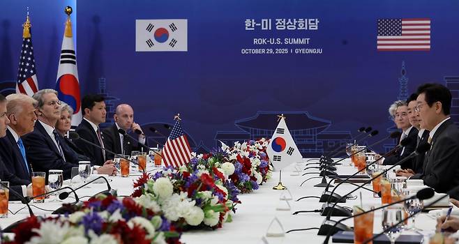 이재명 대통령과 도널드 트럼프 미국 대통령이 29일 경북 경주박물관에서 한미 정상회담을 하고 있다. 뉴시스