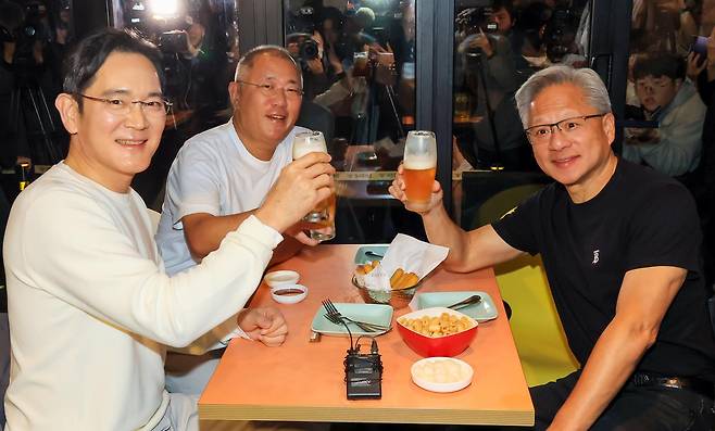 젠슨 황 엔비디아 최고경영자(CEO)가 30일 오후 서울 강남구 삼성역 인근 깐부치킨 매장에서 이재용 삼성그룹 회장, 정의선 현대차그룹 회장과 치킨 회동을 하고 있다. 뉴스1