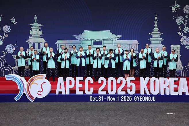 이재명 대통령이 1일 경북 경주화백컨벤션센터에서 APEC(아시아태평양경제협력체) 정상회의에 참석한 각국 정상들과 전통한복 목도리를 하고 단체 기념촬영을 하고 있다. 뉴시스