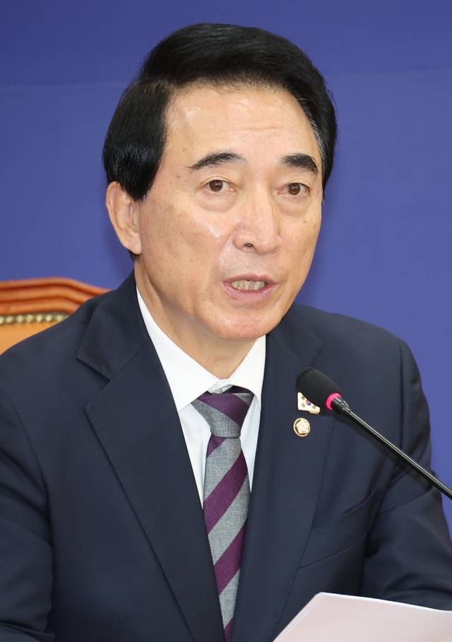 박수현 더불어민주당 수석대변인이 2일 서울 여의도 국회에서 기자간담회를 하고 있다. [연합뉴스]