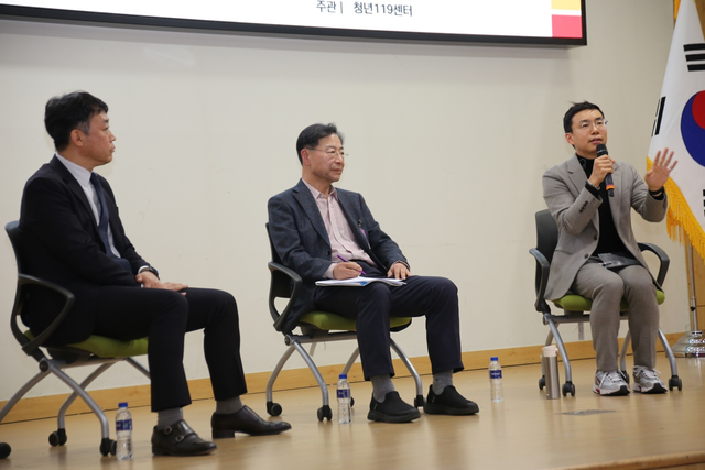 왼쪽부터 새미래민주당 청년119센터장인 김성훈 변호사, 당 청년공감위원장인 황인수 특보단장, 광주광역시 청년센터장과 청년특별보좌관을 지낸 박은철 전 특보가 지난 11월 1일 국회 의원회관 제2소회의실에서 청년주거 문제에 관한 대담을 하고 있다.<새미래민주당 제공 사진>