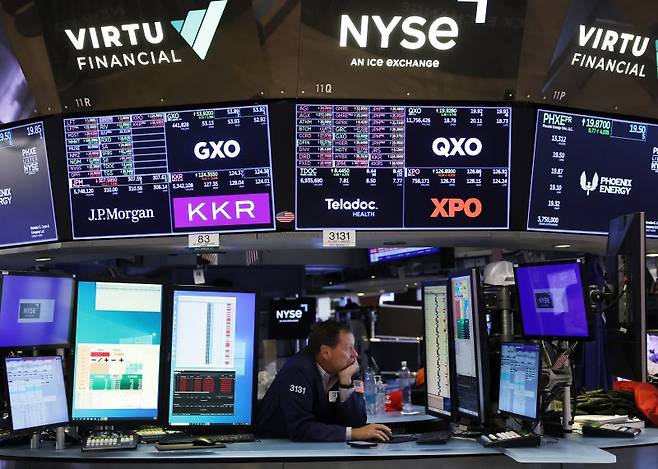 미국의 일광시간 절약제(서머타임)가 2일(현지시간) 종료돼 한국과 시간차가 동부시간을 기준으로 13시간에서 14시간으로 늘어난다. 뉴욕 증시 개장은 한국 시각으로 밤 11시 30분, 마감은 이튿날 새벽 6시로 각각 한 시간씩 늦춰진다. UPI 연합