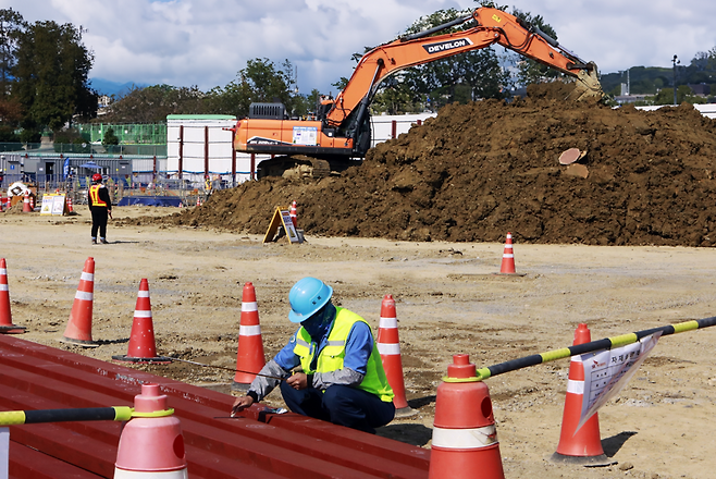 지난달 29일 SK 인공지능(AI) 데이터센터 울산 현장에서 작업자들이 일을 하고 있다. SK그룹 제공