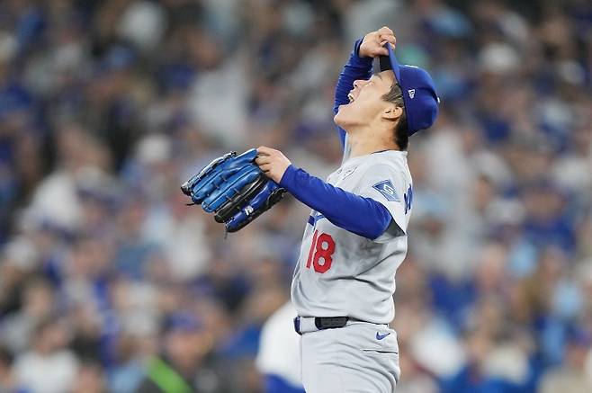LA 다저스 야마모토 요시노부가 2일(한국 시간) 캐나다 온타리오주 토론토의 로저스센터에서 열린 2025 메이저리그(MLB) 포스트시즌 월드시리즈(WS·7전4선승제) 7차전 토론토 블루제이스와의 원정 경기에서 승리를 확정한 뒤 기뻐하고 있다. 뉴시스